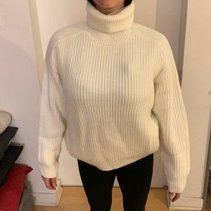 WHITE TURTLE NECK SWEATER